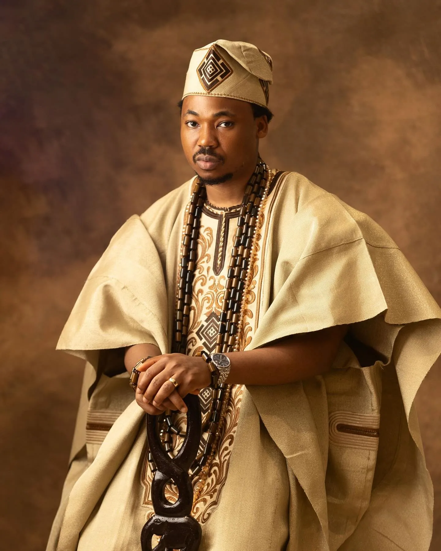 Close portrait of the groom in his fila