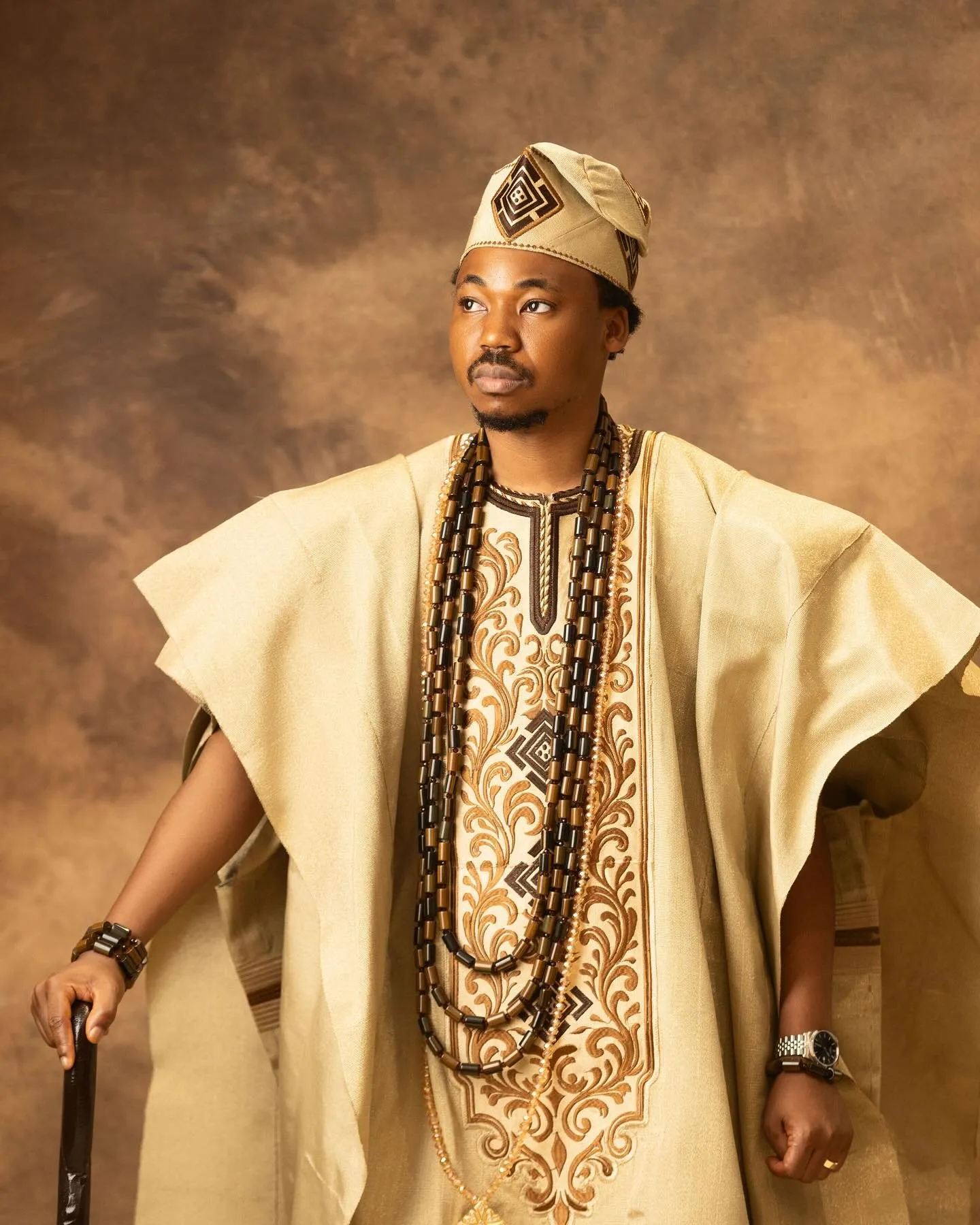 Groom adjusting the sleeves of his agbada