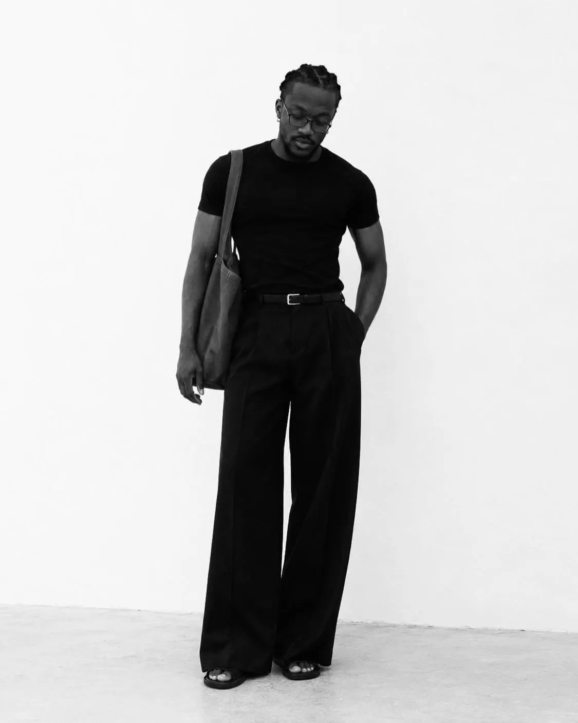 Black-and-white full-length photo of Desanmi in a suit