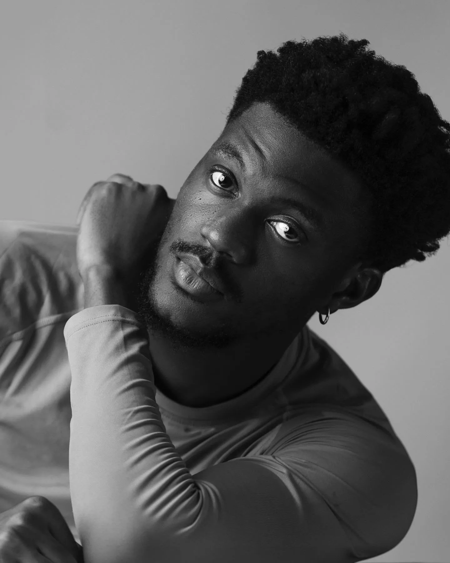 Black-and-white close portrait of Desanmi